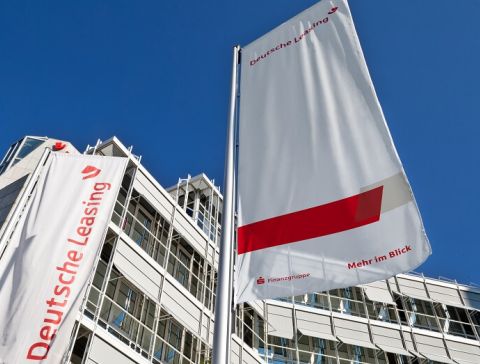 santander consumer bank Gebäude mit Fahne santander consumer bank Gebäude mit Fahne